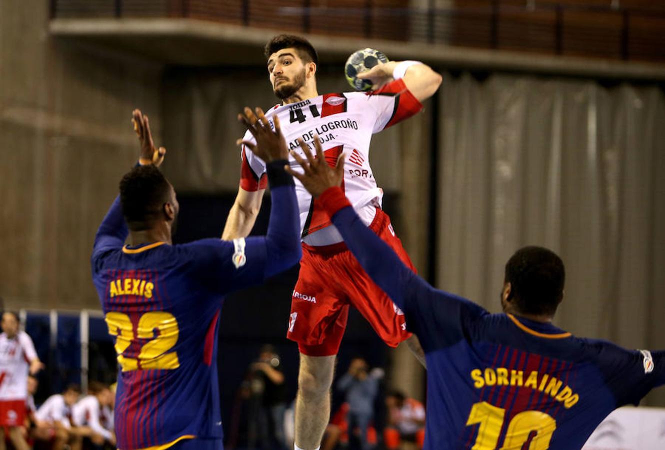 El Ciudad de Logroño tuteó al Barcelona, pero fue víctima de la superioridad azulgrana. El equipo logroñés se reconcilió con su juego y con una afición agradecida por el esfuerzo a pesar de la derrota por 25-32