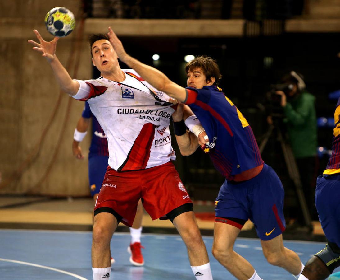 El Ciudad de Logroño tuteó al Barcelona, pero fue víctima de la superioridad azulgrana. El equipo logroñés se reconcilió con su juego y con una afición agradecida por el esfuerzo a pesar de la derrota por 25-32