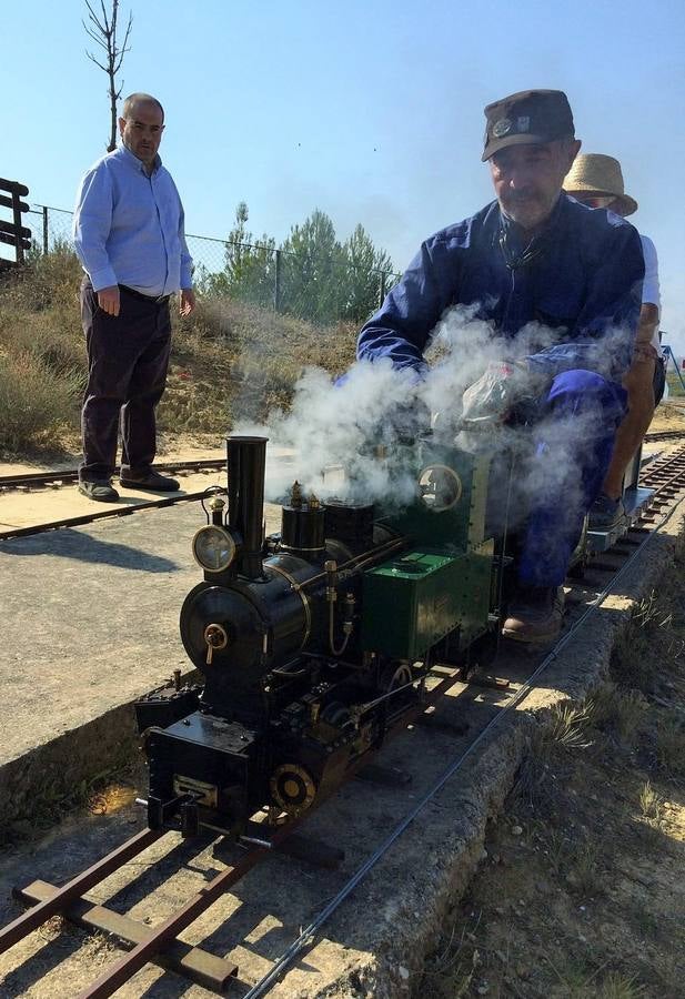 El parque temático del tren de Gimileo celebró este jueves una jornada con ferrocarriles a escala