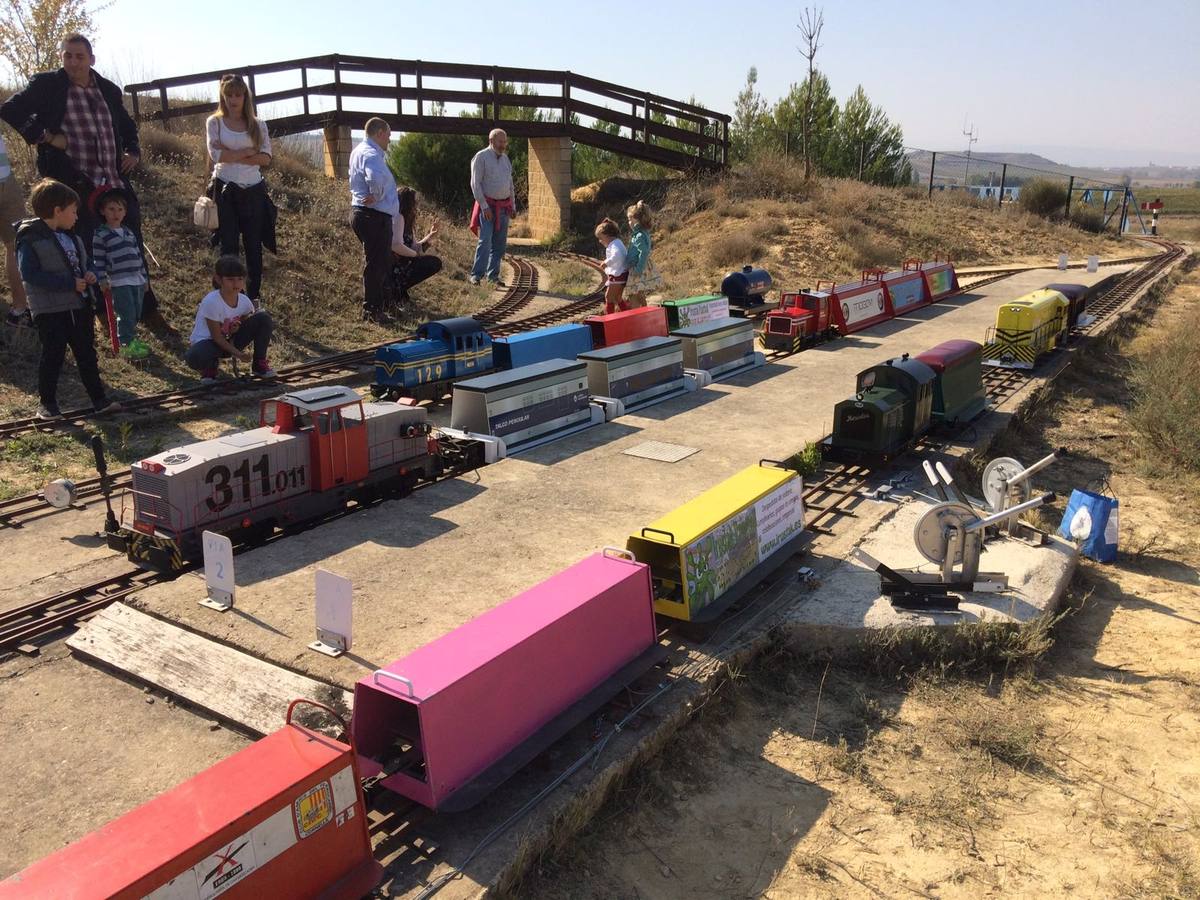 El parque temático del tren de Gimileo celebró este jueves una jornada con ferrocarriles a escala