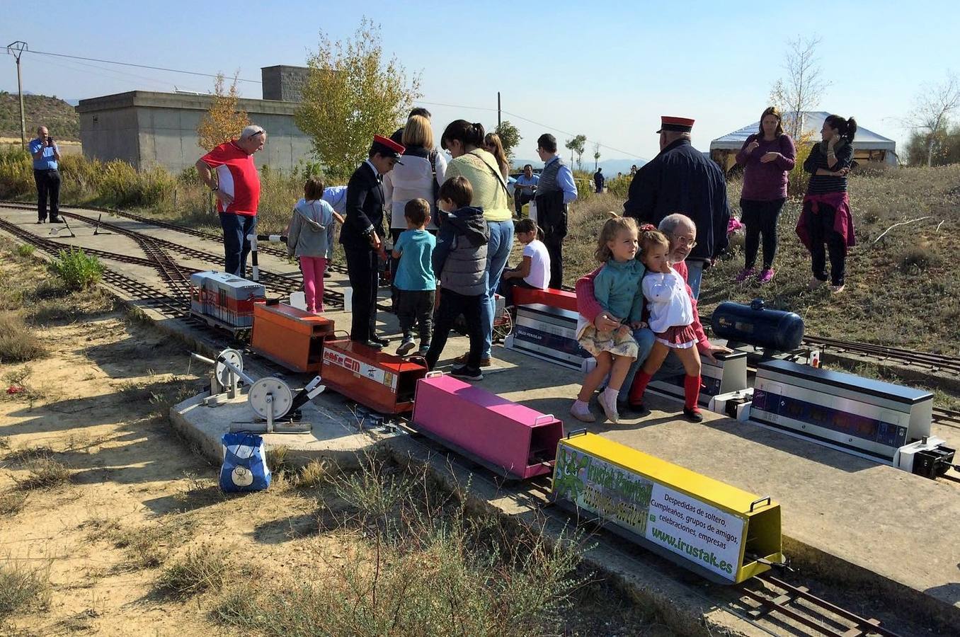 El parque temático del tren de Gimileo celebró este jueves una jornada con ferrocarriles a escala