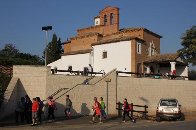 Cientos de alfareños llegaron durante toda la jornada hasta la ermita del Pilar. :: E.P.