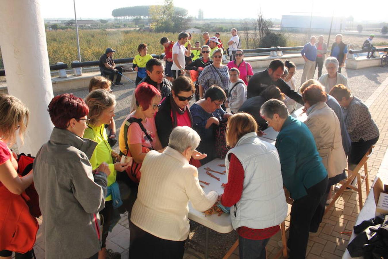 Los vecinos de Alfaro cumplieron, como dada 12 de octubre, con la tradicional romería a la ermita del Pilar, ubicada a unos tres kilómetros del casco urbano.