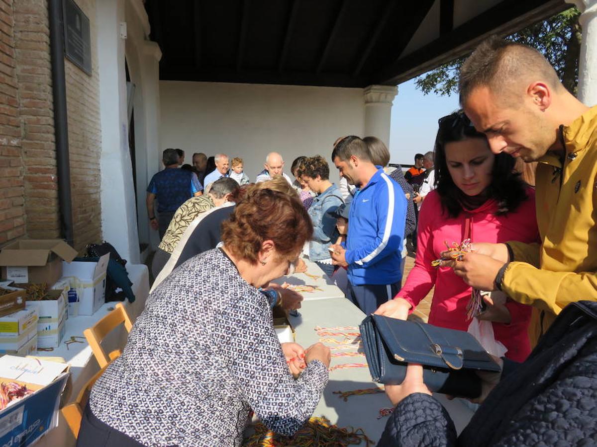 Los vecinos de Alfaro cumplieron, como dada 12 de octubre, con la tradicional romería a la ermita del Pilar, ubicada a unos tres kilómetros del casco urbano.