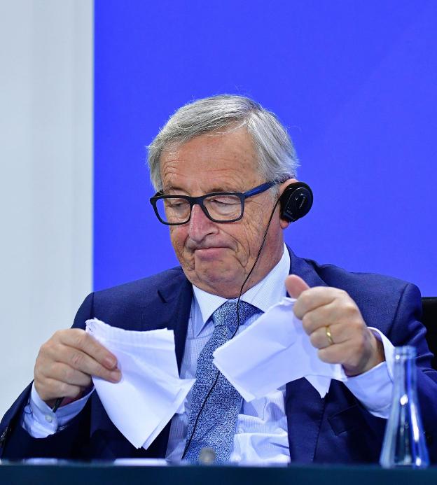 Jean-Claude Juncker volvió a respaldar ayer a España en el conflicto catalán. :: t. SCHWARZ / afp