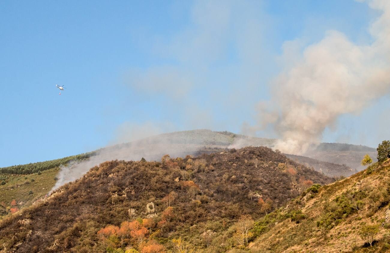 Un incendio que comenzó en la noche del pasado jueves ha calcinado decenas de hectáreas de monte en la aldea de Posadas