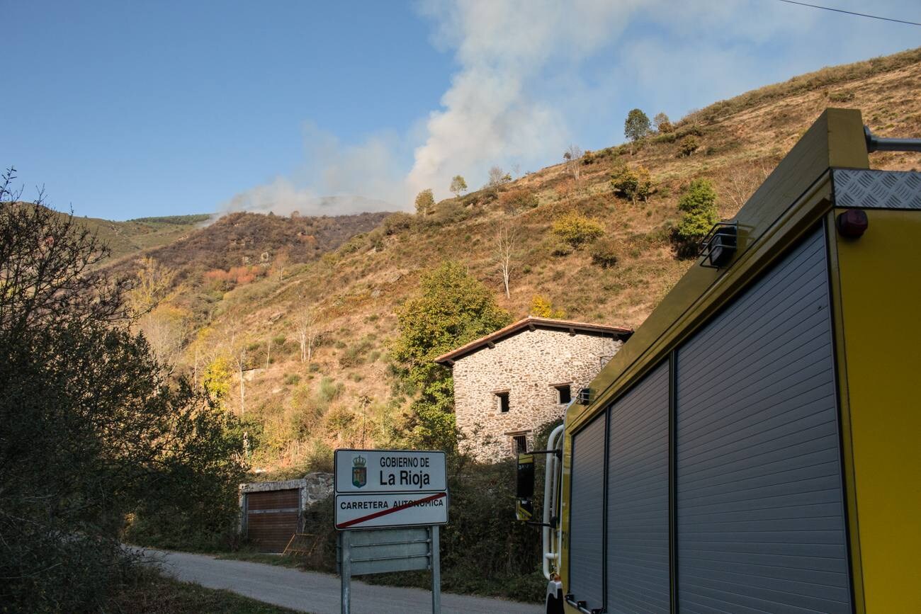 Un incendio que comenzó en la noche del pasado jueves ha calcinado decenas de hectáreas de monte en la aldea de Posadas