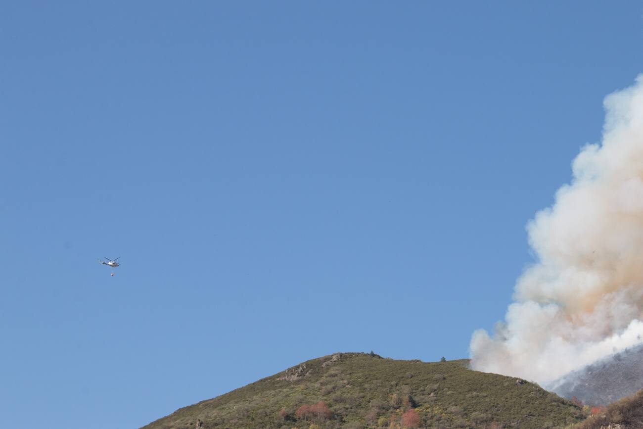 Un incendio que comenzó en la noche del pasado jueves ha calcinado decenas de hectáreas de monte en la aldea de Posadas