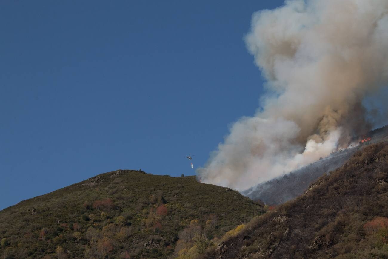 Un incendio que comenzó en la noche del pasado jueves ha calcinado decenas de hectáreas de monte en la aldea de Posadas