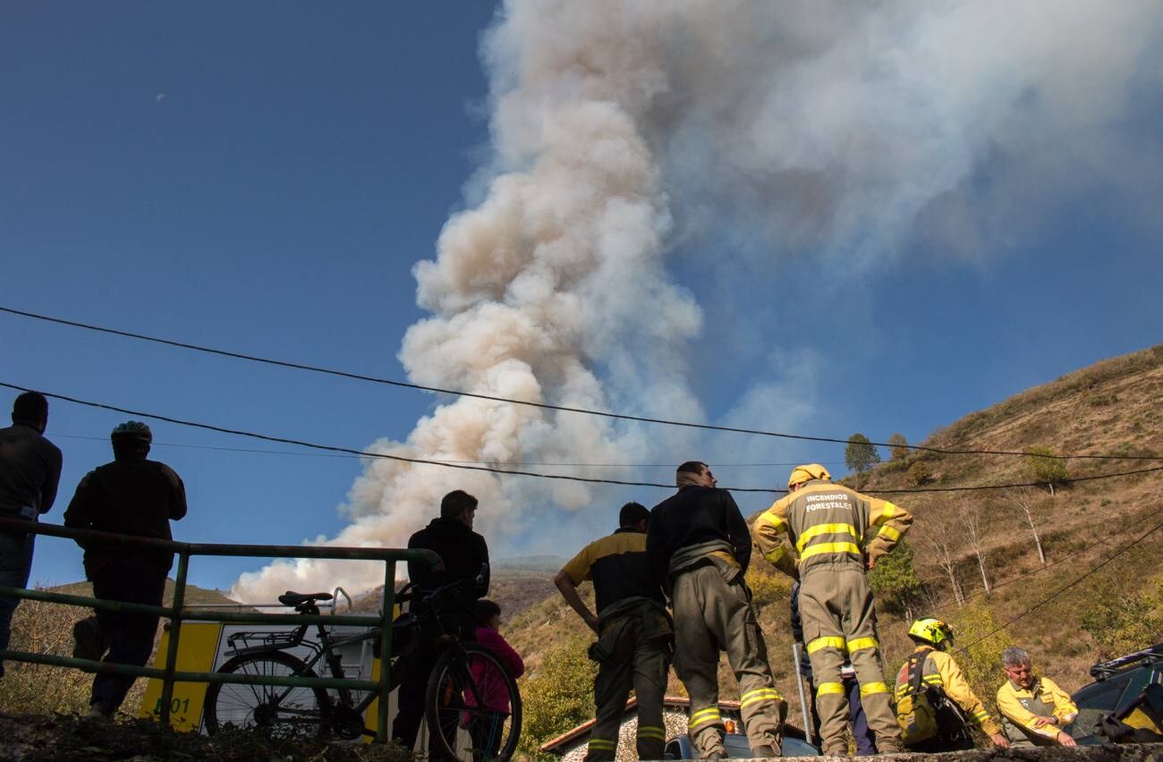 Un incendio que comenzó en la noche del pasado jueves ha calcinado decenas de hectáreas de monte en la aldea de Posadas