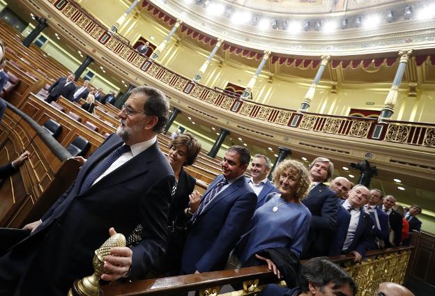 Rajoy abandona el hemiciclo tras el pleno del Congreso sobre Cataluña del miércoles. :: Javier Lizón / efe
