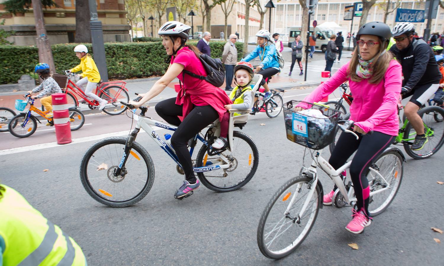 La ciclista riojana profesional y campeona de España, Sheyla Gutiérrez, fue la encargada de dar la salida de la 26ª Marcha UNICEF a favor de la infancia, organizada por el Club Ciclista Logroñés. 