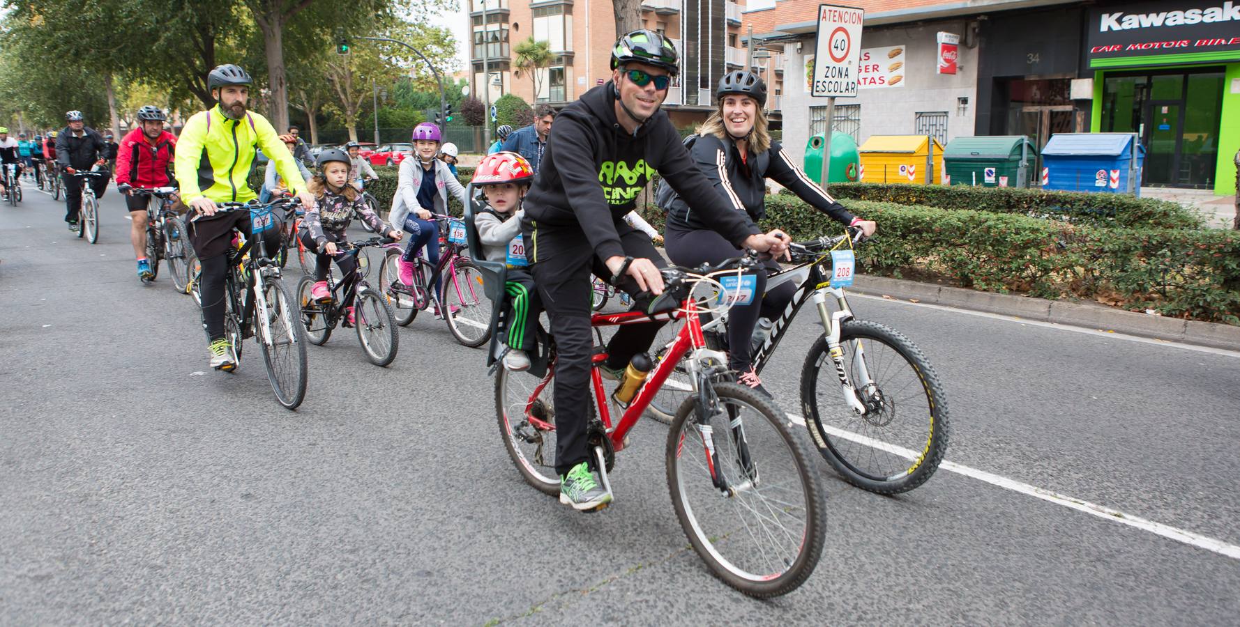 La ciclista riojana profesional y campeona de España, Sheyla Gutiérrez, fue la encargada de dar la salida de la 26ª Marcha UNICEF a favor de la infancia, organizada por el Club Ciclista Logroñés. 