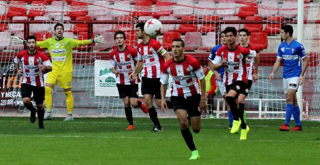 Naceur, autor del segundo gol de la Sociedad Deportiva Logroñés, trata de alcanzar el esférico. ::