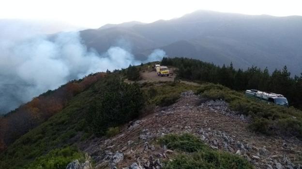 Trabajos de extinción del incendio de Posadas en la tarde del sábado. :: l.r.