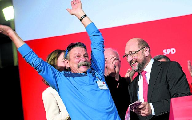 Un seguidor del SPD felicita al líder del partido, Schulz. :: reuters
