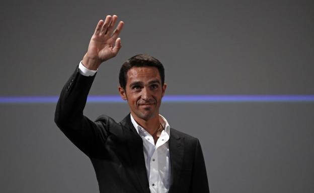 Alberto Contador saluda durante la presentación del Tour de 2018. 