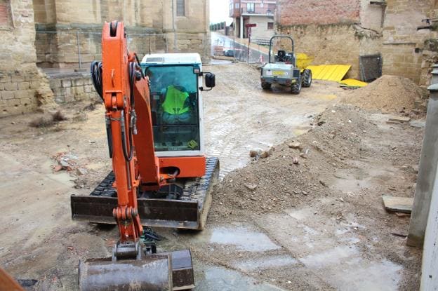 Las máquinas ya han comenzado a trabajar en la calle Santiago. 