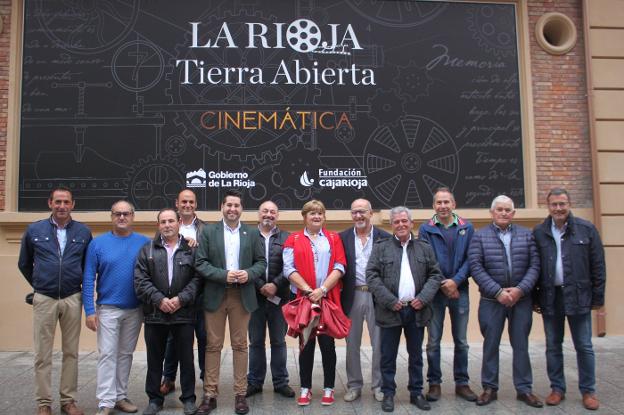 Foto de familia de los alcaldes de la comarca de Arnedo, de Ocón y Andosilla, junto a Arturo Colina, antes de visitar ayer la exposición. :: 