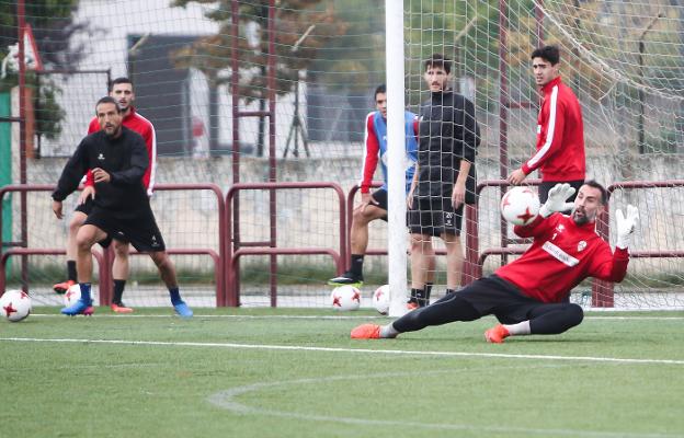 Miguel detiene un balón en el entrenamiento de ayer. :: 