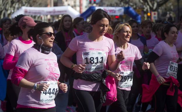 Un grupo de mujeres corre en la edición de este año de la Carrera de la Mujer. 