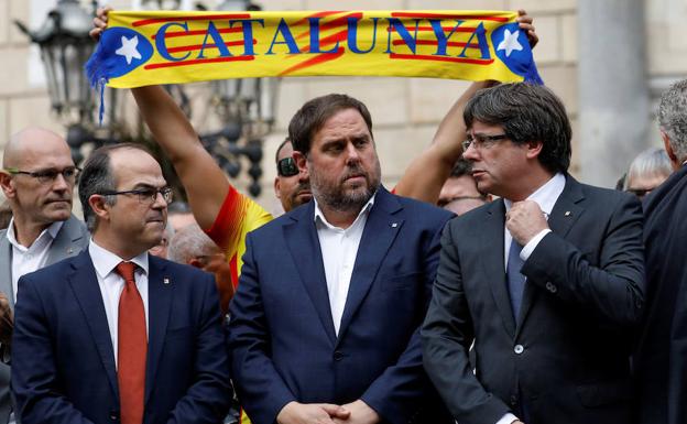 Puigdemont (i), con Junqueras (c). 