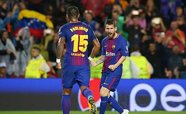 Messi y Paulinho celebran un gol en el Camp Nou. 
