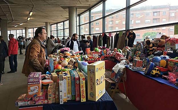Imagen del mercadillo instalado en la plaza de toros. 