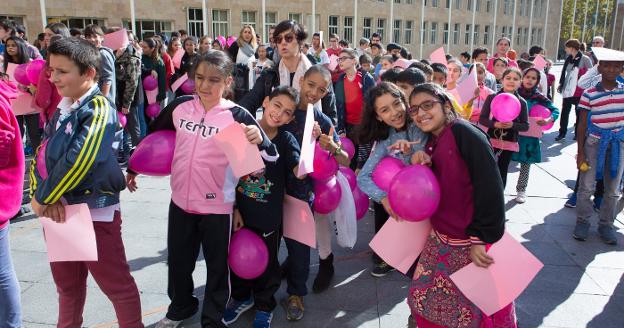 Cientos de escolares pintaron de rosa el Ayuntamiento. :: s.t.