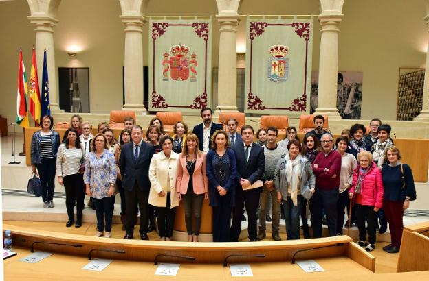 Miembros de ARPAHNI durante el acto que celebraron ayer en el Parlamento de La Rioja. :: m. herreros
