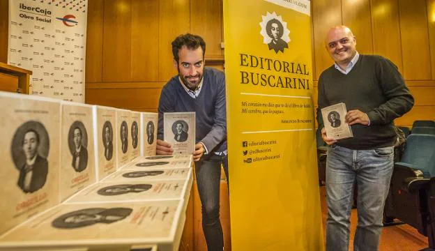 Diego y Rubén Marín A., responsables de Editorial Buscarini, posan con 'Orgullo'. :: justo rodríguez