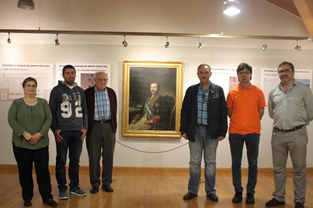 Charo Cordón, Toño Aguirre y Jesús Hernández, de Graccurris, junto a los ediles Jesús Pérez Ligero, Moisés Laguardia y Eduardo Caballer. :: 