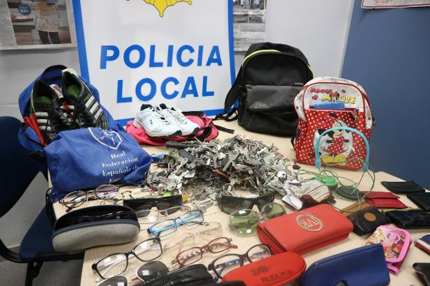Un muestrario de los objetos perdidos en Haro y custodiados por la Policía Local. :: 