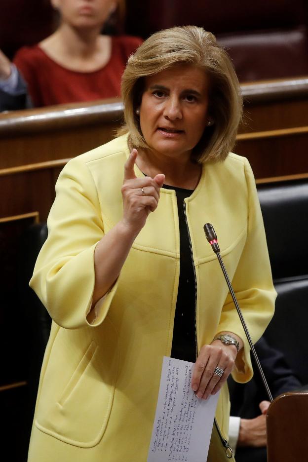 La ministra Fátina Báñez, ayer el Congreso de los Diputados. :: efe