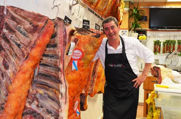 José Luis Sáenz, conocido como Pepe Chuletón, posa con varios chuletones en su carnicería. :: i. á.