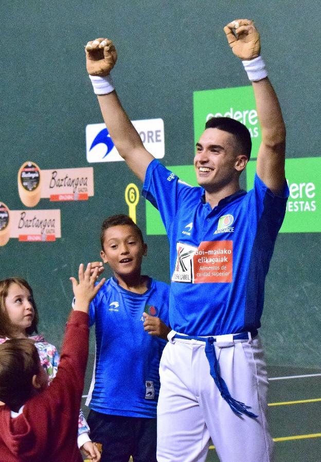 Víctor Esteban celebra su triunfo ante Olaizola II. :: 