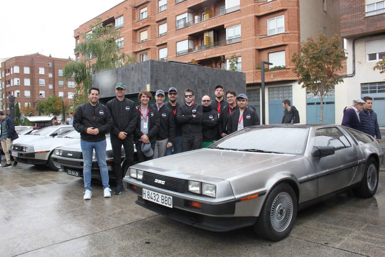 Espectacular exhibición de la decena de coches Delorean en Arnedo. El mítico coche que llevó al futuro y al pasado a Marty McFly también se mostró a un público que disfrutó con la espectacularidad de un coche que el cine ha convertido en objeto de deseo.