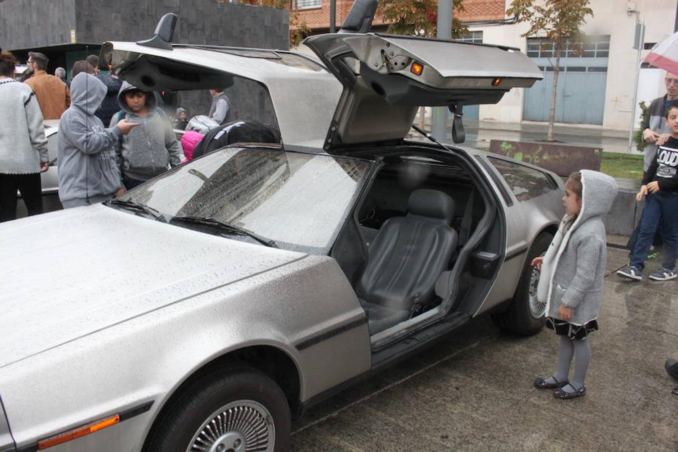 Espectacular exhibición de la decena de coches Delorean en Arnedo. El mítico coche que llevó al futuro y al pasado a Marty McFly también se mostró a un público que disfrutó con la espectacularidad de un coche que el cine ha convertido en objeto de deseo.