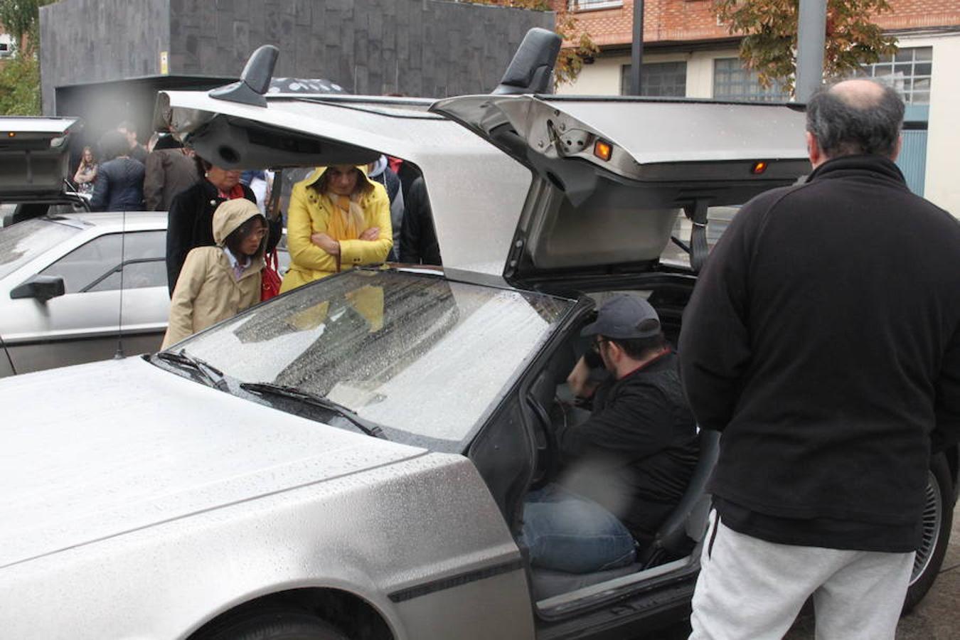 Espectacular exhibición de la decena de coches Delorean en Arnedo. El mítico coche que llevó al futuro y al pasado a Marty McFly también se mostró a un público que disfrutó con la espectacularidad de un coche que el cine ha convertido en objeto de deseo.