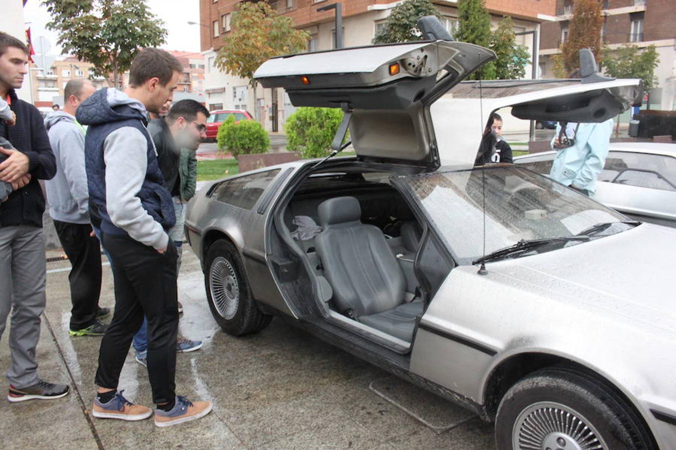 Espectacular exhibición de la decena de coches Delorean en Arnedo. El mítico coche que llevó al futuro y al pasado a Marty McFly también se mostró a un público que disfrutó con la espectacularidad de un coche que el cine ha convertido en objeto de deseo.