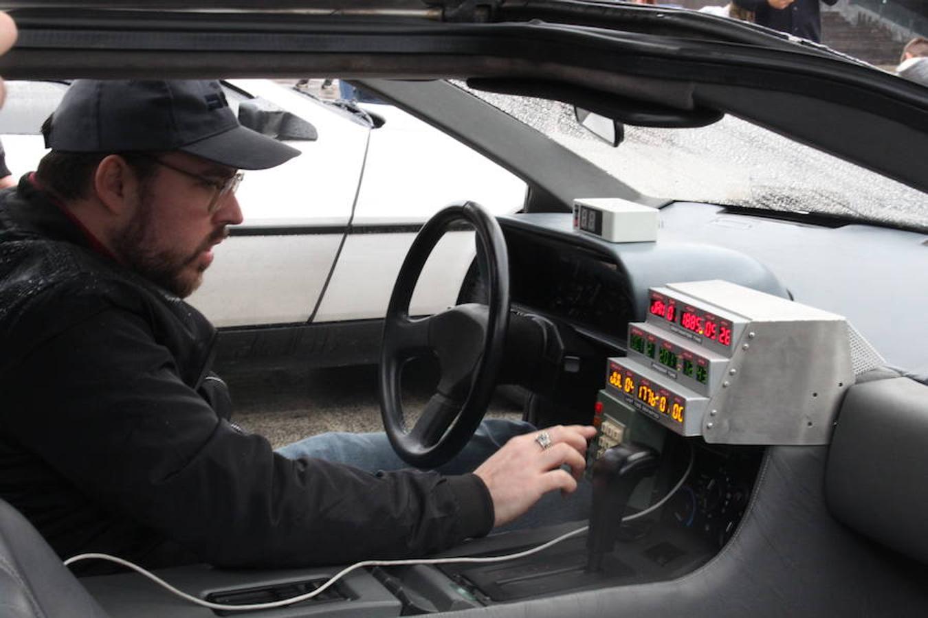 Espectacular exhibición de la decena de coches Delorean en Arnedo. El mítico coche que llevó al futuro y al pasado a Marty McFly también se mostró a un público que disfrutó con la espectacularidad de un coche que el cine ha convertido en objeto de deseo.