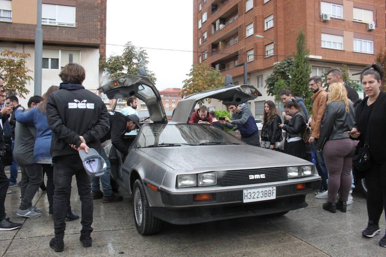 Espectacular exhibición de la decena de coches Delorean en Arnedo. El mítico coche que llevó al futuro y al pasado a Marty McFly también se mostró a un público que disfrutó con la espectacularidad de un coche que el cine ha convertido en objeto de deseo.