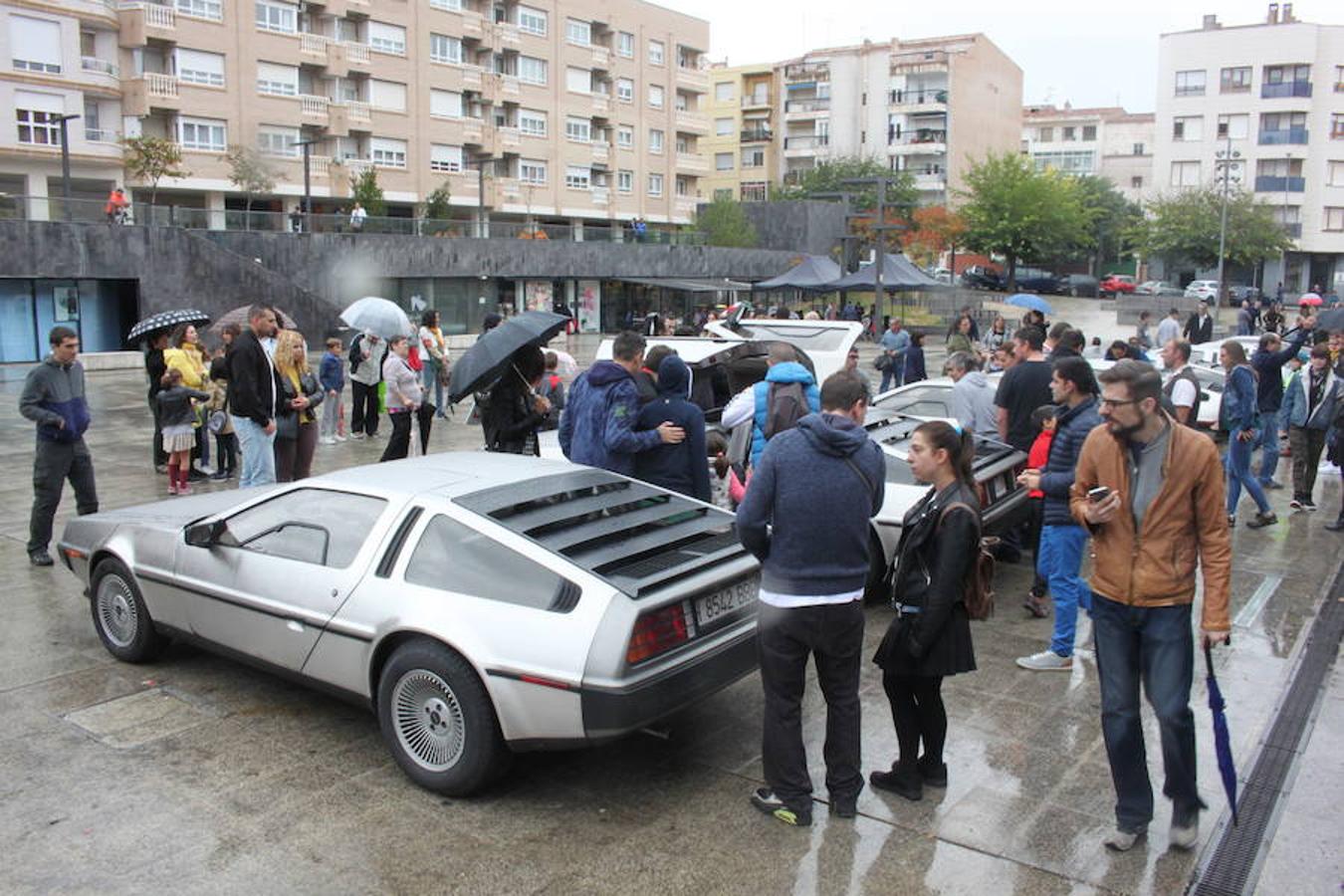 Espectacular exhibición de la decena de coches Delorean en Arnedo. El mítico coche que llevó al futuro y al pasado a Marty McFly también se mostró a un público que disfrutó con la espectacularidad de un coche que el cine ha convertido en objeto de deseo.