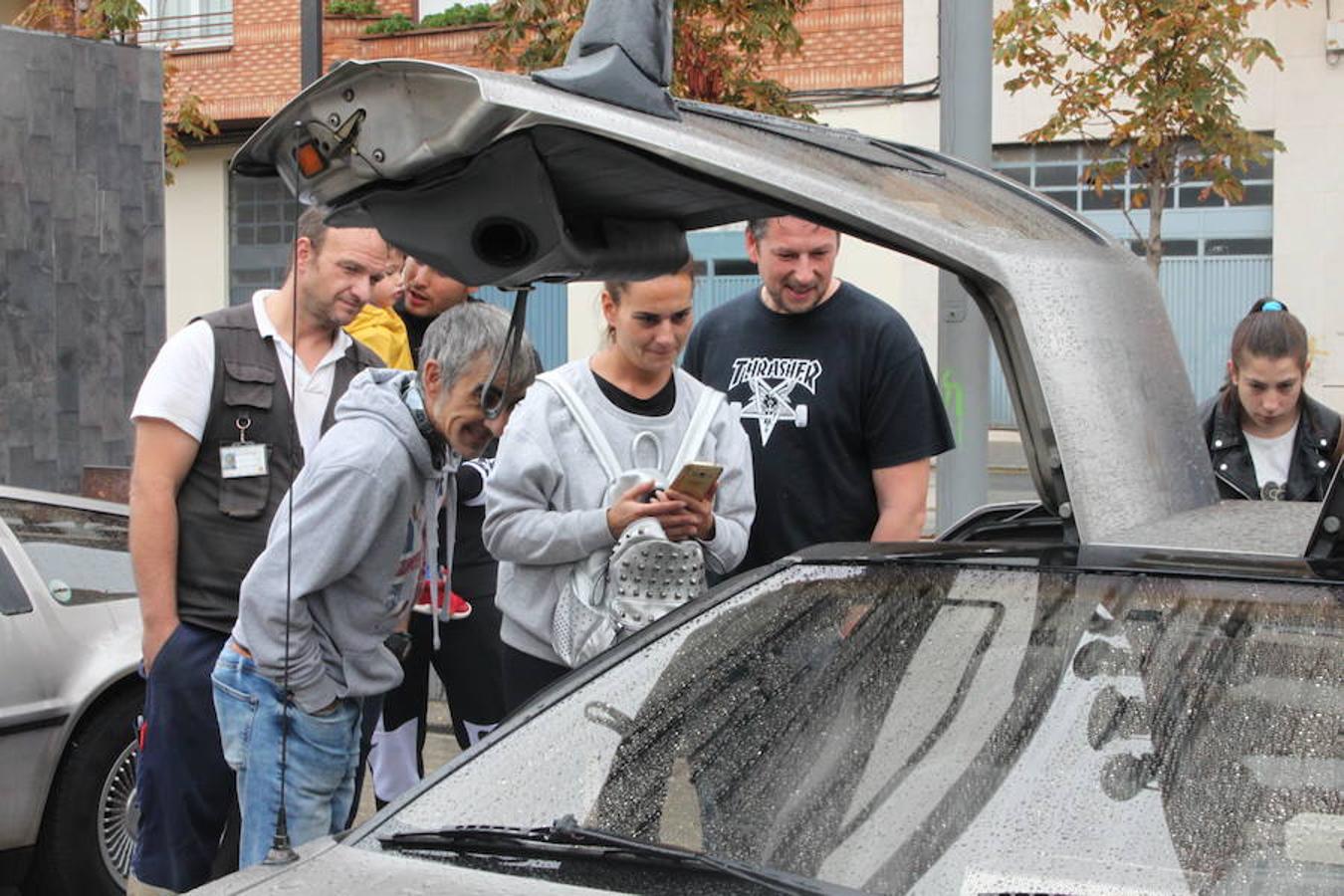 Espectacular exhibición de la decena de coches Delorean en Arnedo. El mítico coche que llevó al futuro y al pasado a Marty McFly también se mostró a un público que disfrutó con la espectacularidad de un coche que el cine ha convertido en objeto de deseo.