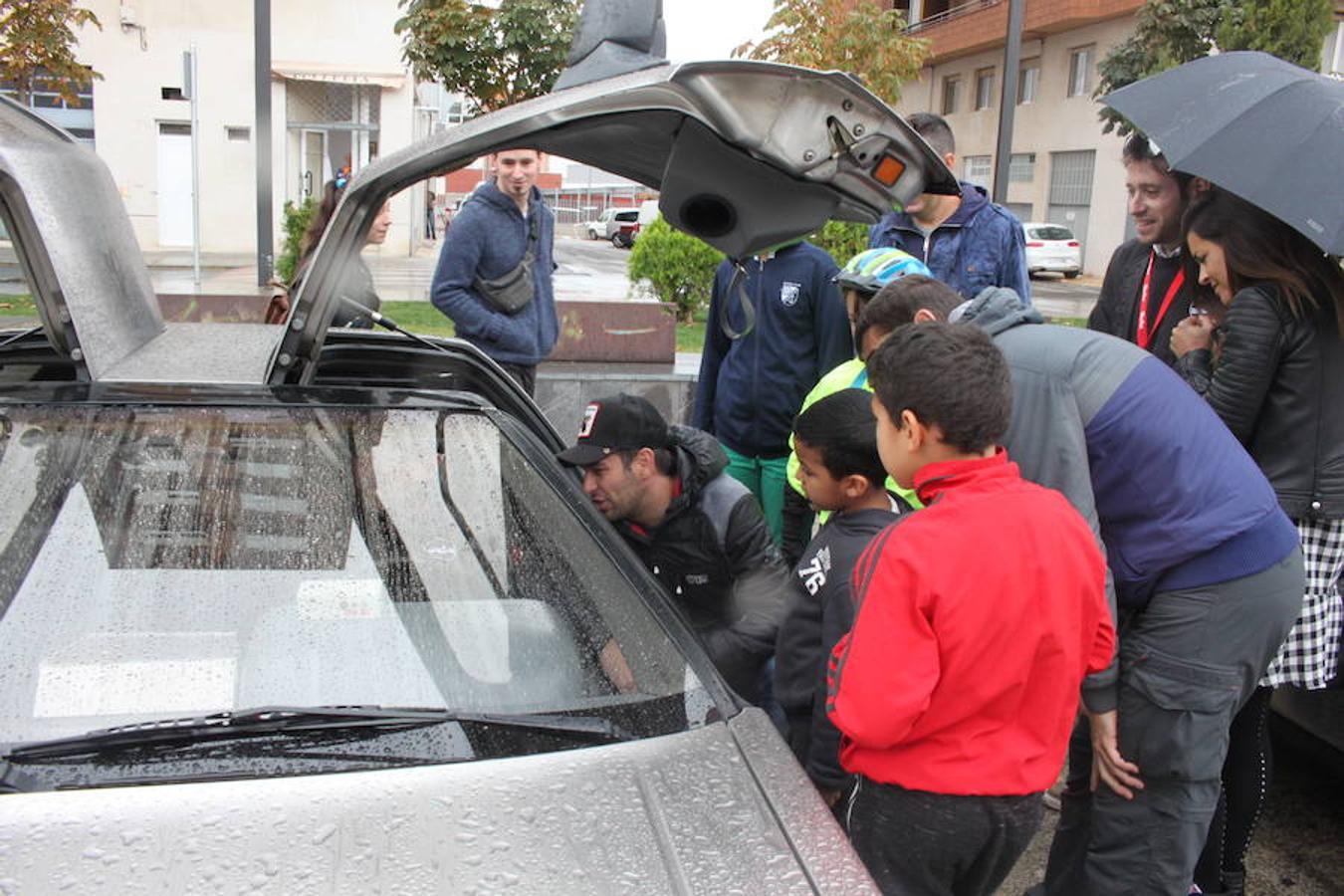 Espectacular exhibición de la decena de coches Delorean en Arnedo. El mítico coche que llevó al futuro y al pasado a Marty McFly también se mostró a un público que disfrutó con la espectacularidad de un coche que el cine ha convertido en objeto de deseo.