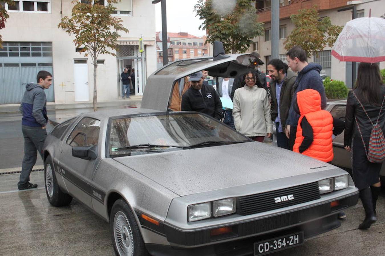 Espectacular exhibición de la decena de coches Delorean en Arnedo. El mítico coche que llevó al futuro y al pasado a Marty McFly también se mostró a un público que disfrutó con la espectacularidad de un coche que el cine ha convertido en objeto de deseo.