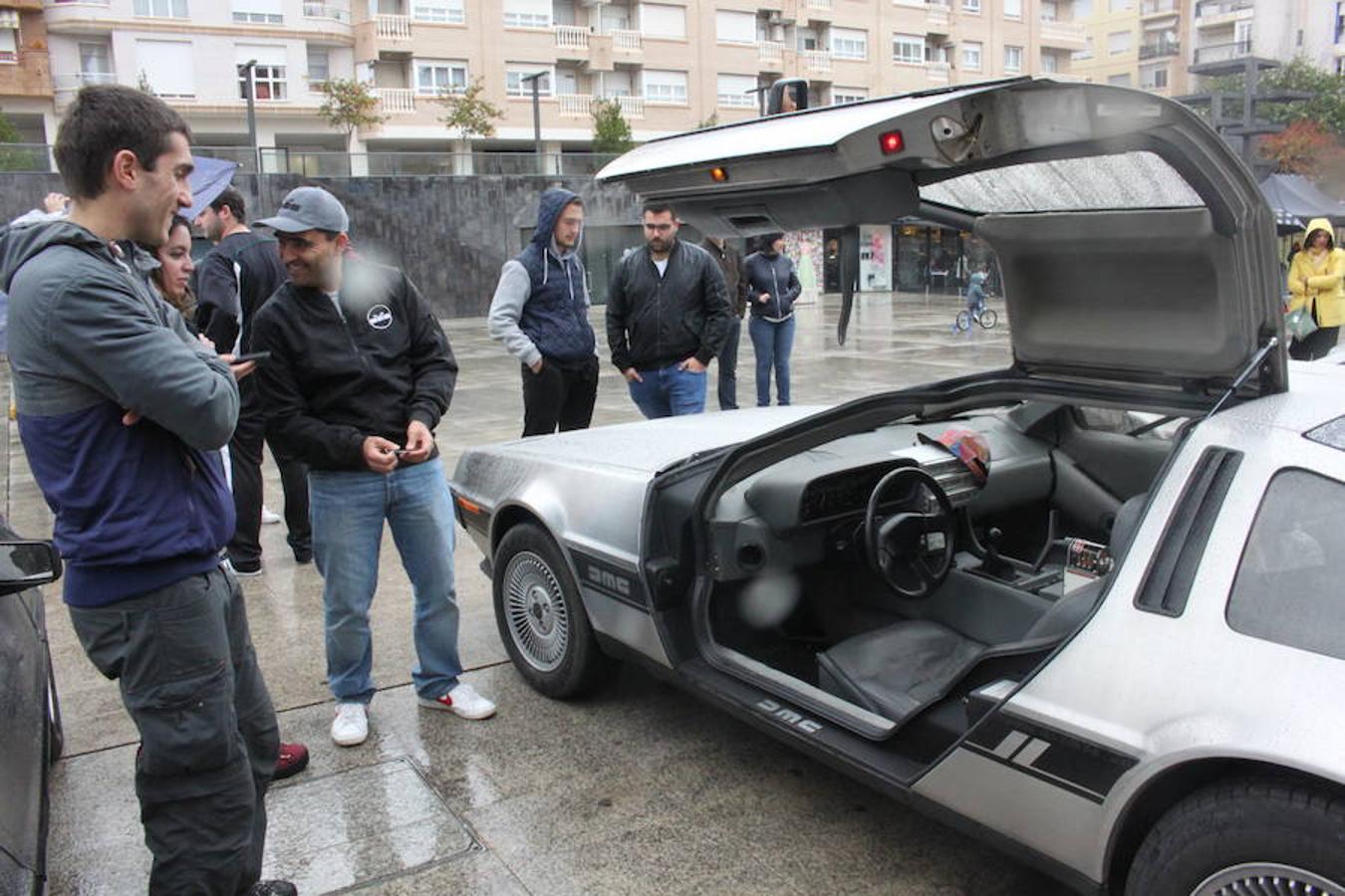 Espectacular exhibición de la decena de coches Delorean en Arnedo. El mítico coche que llevó al futuro y al pasado a Marty McFly también se mostró a un público que disfrutó con la espectacularidad de un coche que el cine ha convertido en objeto de deseo.