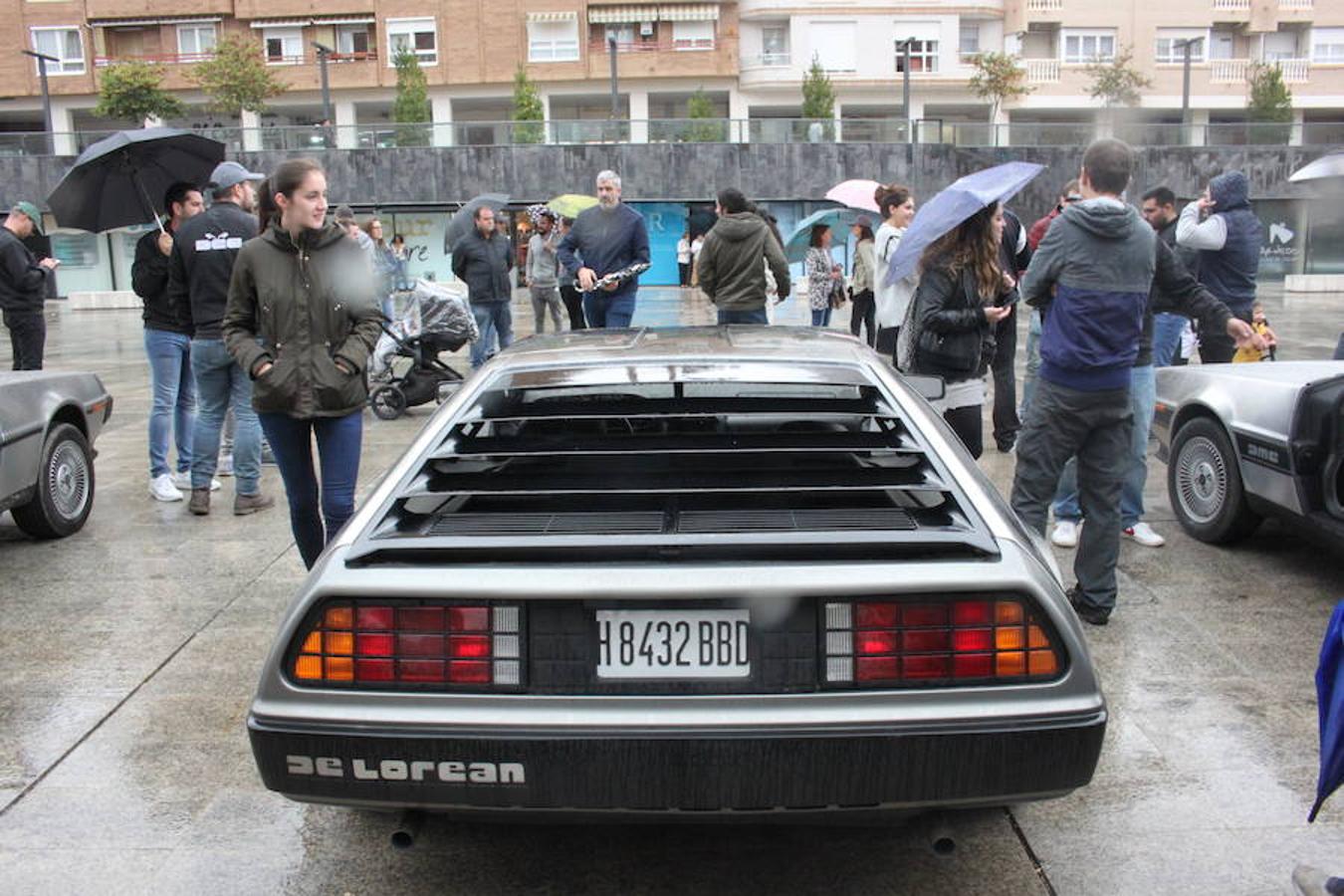 Espectacular exhibición de la decena de coches Delorean en Arnedo. El mítico coche que llevó al futuro y al pasado a Marty McFly también se mostró a un público que disfrutó con la espectacularidad de un coche que el cine ha convertido en objeto de deseo.