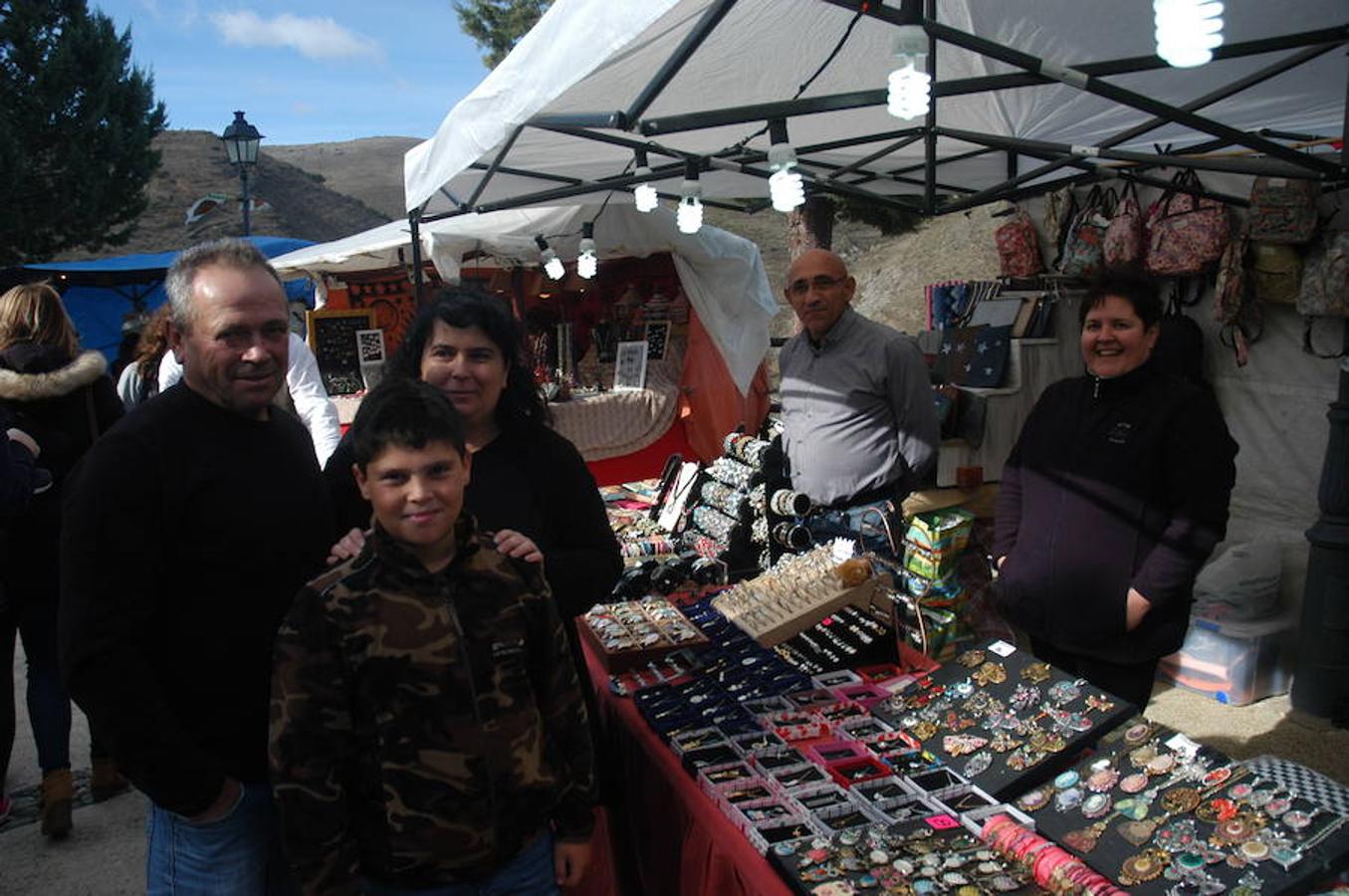 La belleza de Cornago se hace patente estos días con motivo de las jornadas medievales. Los vecinos han conseguido engalanar la localidad con estandartes y colorido por las calles y en torno al espectacular castillo de Álvaro de Luna.