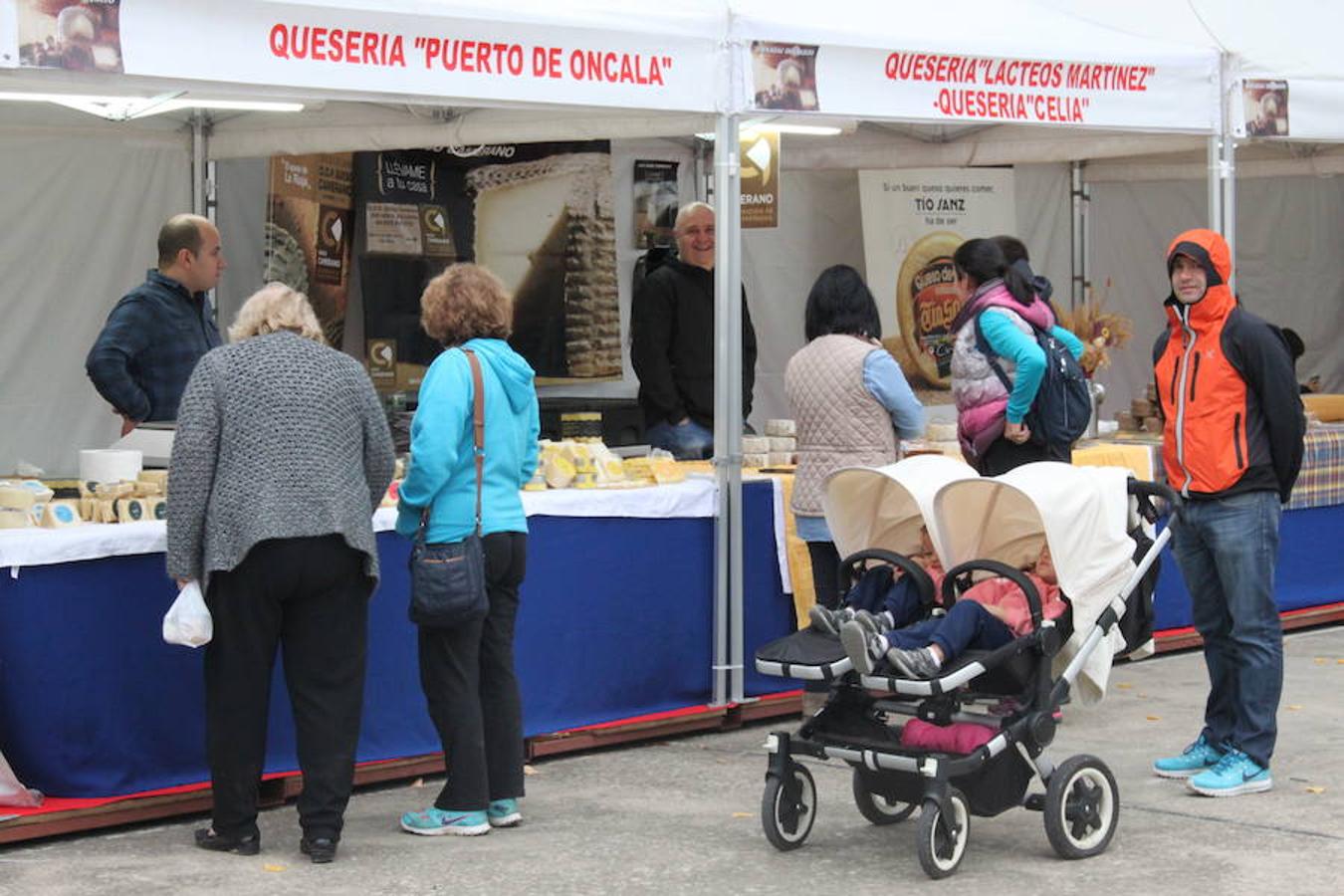 Cientos de personas acudieron a la llamada de los quesos que realizó la localidad riojana de Munilla que este año celebraba su vigésima edición.